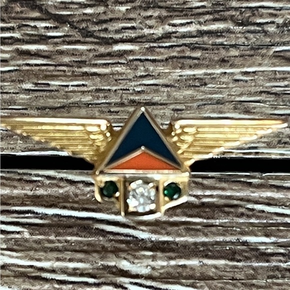 Vintage Delta Airlines 30 year Service Award 10k Gold Pin w/Diamond & Emeralds - Picture 1 of 5